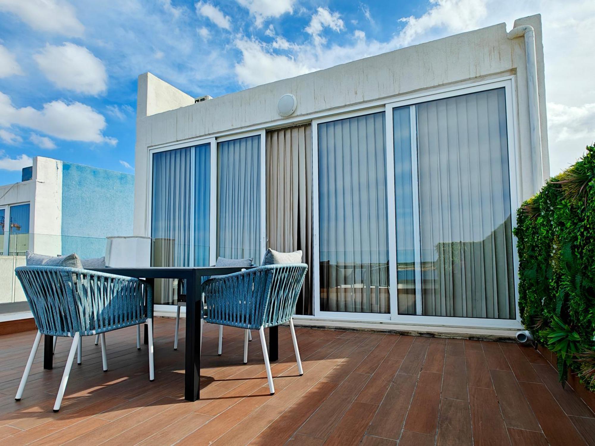 Apartment Seascape 24 *